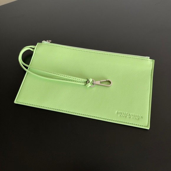 Bottega Veneta Cabat Medium Bag In Pistachio Intrecciato Lambskin Bottega Veneta Cabat Medium Bag In Pistachio Intrecciato Lambskin