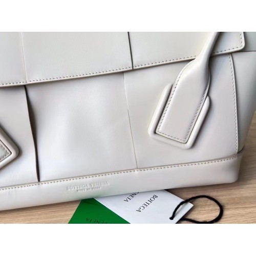 Bottega Veneta Arco Medium Bag In White Intrecciato Calfskin Bottega Veneta Arco Medium Bag In White Intrecciato Calfskin