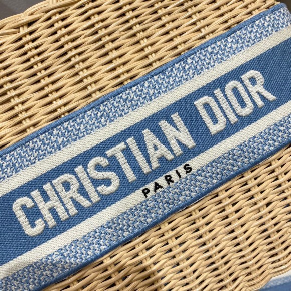 Dior Lady Dior Medium Bag in Wicker and Light Blue Oblique Jacquard Dior Lady Dior Medium Bag in Wicker and Light Blue Oblique Jacquard