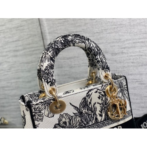 Dior Lady D-Lite Medium Bag In White Toile de Jouy Voyage Embroidery Dior Lady D-Lite Medium Bag In White Toile de Jouy Voyage Embroidery