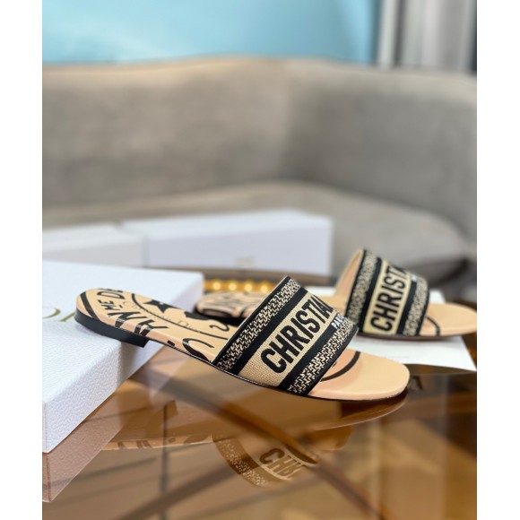 Dior Dway Slides In Beige Jute Canvas Embroidered with Union Motif Dior Dway Slides In Beige Jute Canvas Embroidered with Union Motif