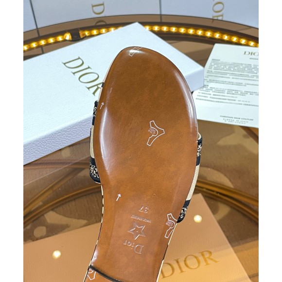 Dior Dway Slides In Beige Jute Canvas Embroidered with Union Motif Dior Dway Slides In Beige Jute Canvas Embroidered with Union Motif