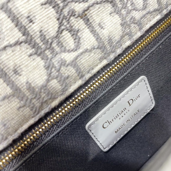 Dior 30 Montaigne Medium Bag In Grey Dior Oblique Jacquard Dior 30 Montaigne Medium Bag In Grey Dior Oblique Jacquard