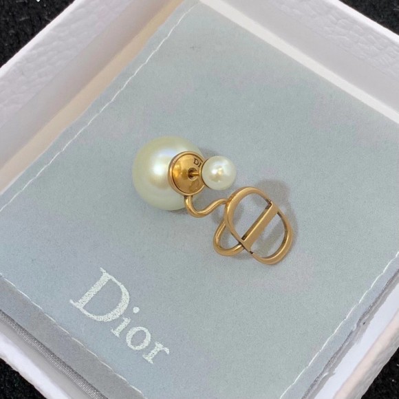 Dior Tribales Ear Jewelry In Antique Gold-Finish Metal and Pearls Dior Tribales Ear Jewelry In Antique Gold-Finish Metal and Pearls