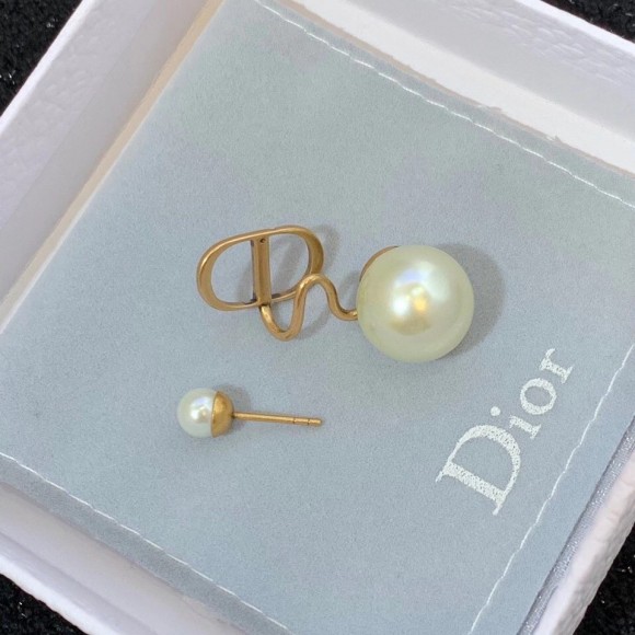 Dior Tribales Ear Jewelry In Antique Gold-Finish Metal and Pearls Dior Tribales Ear Jewelry In Antique Gold-Finish Metal and Pearls
